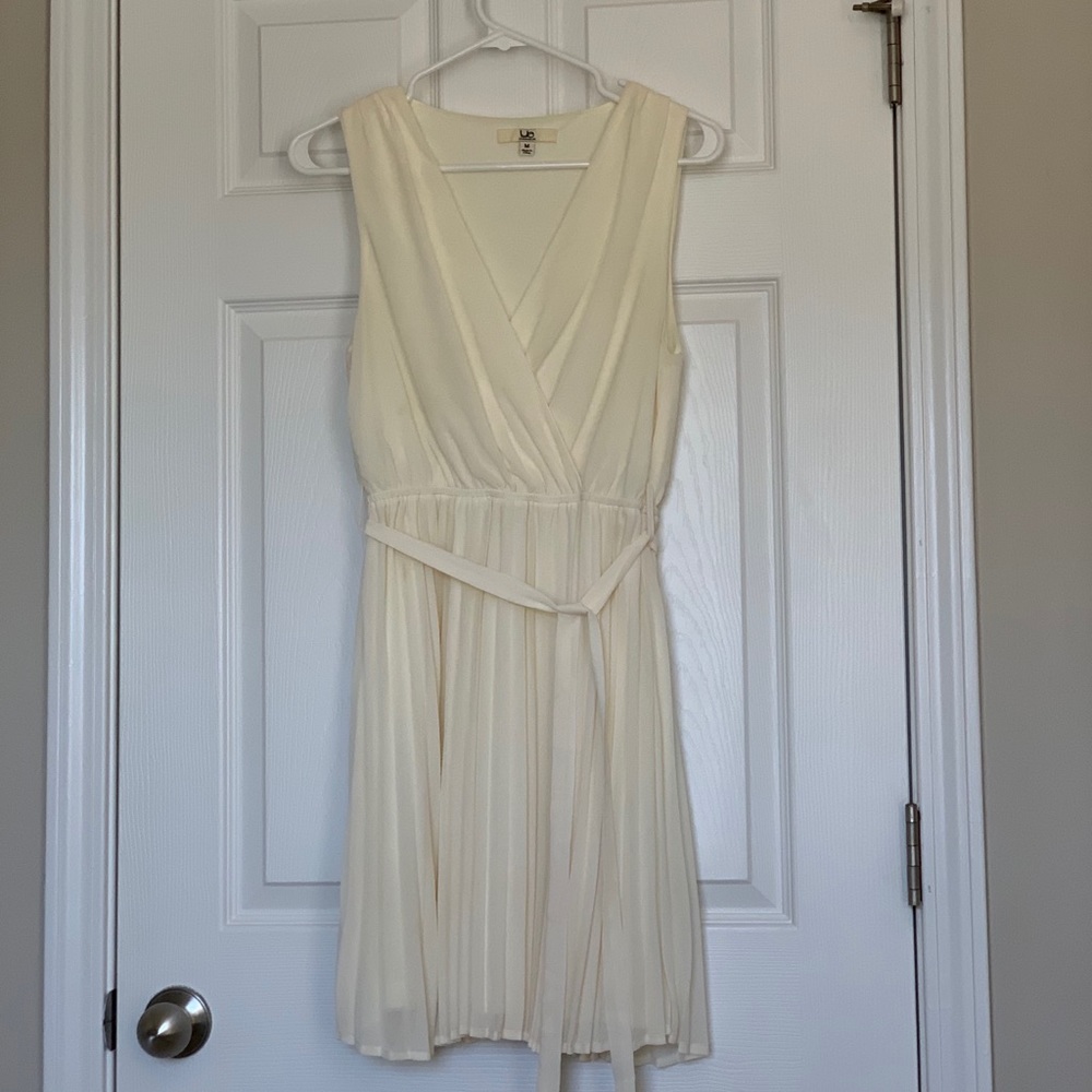 Off-white sleeveless, pleated dress